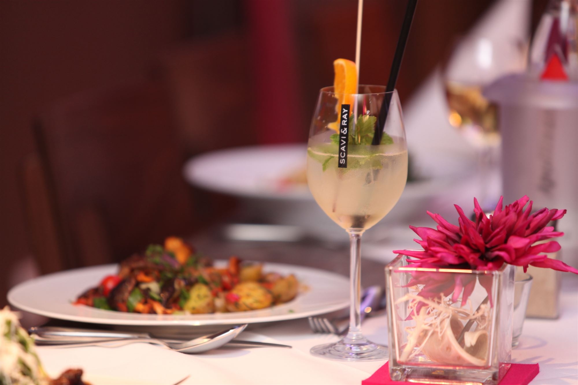 Gedeckter Tisch mit Hauptgang und Aperitif