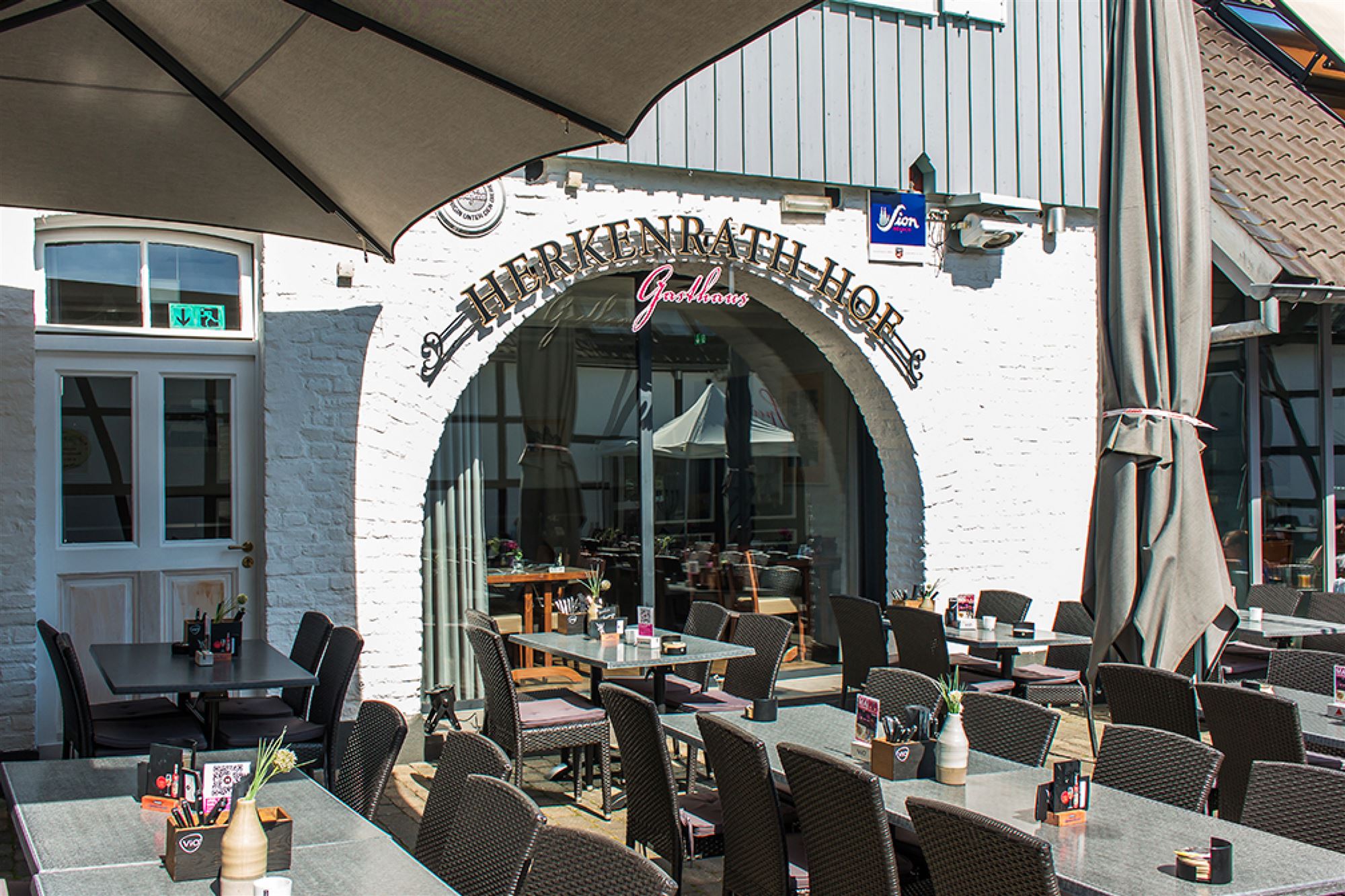 Eingang zum Gasthaus mit Torbogen