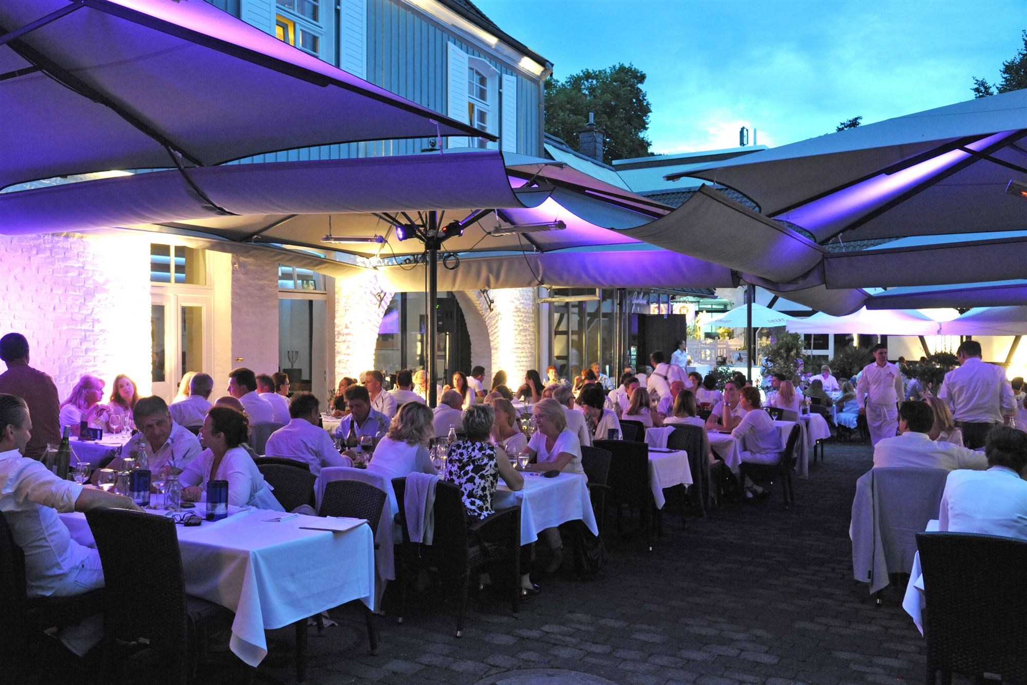 Der Innenhof des Herkenrath Hof am Abend, festlich beleuchtet