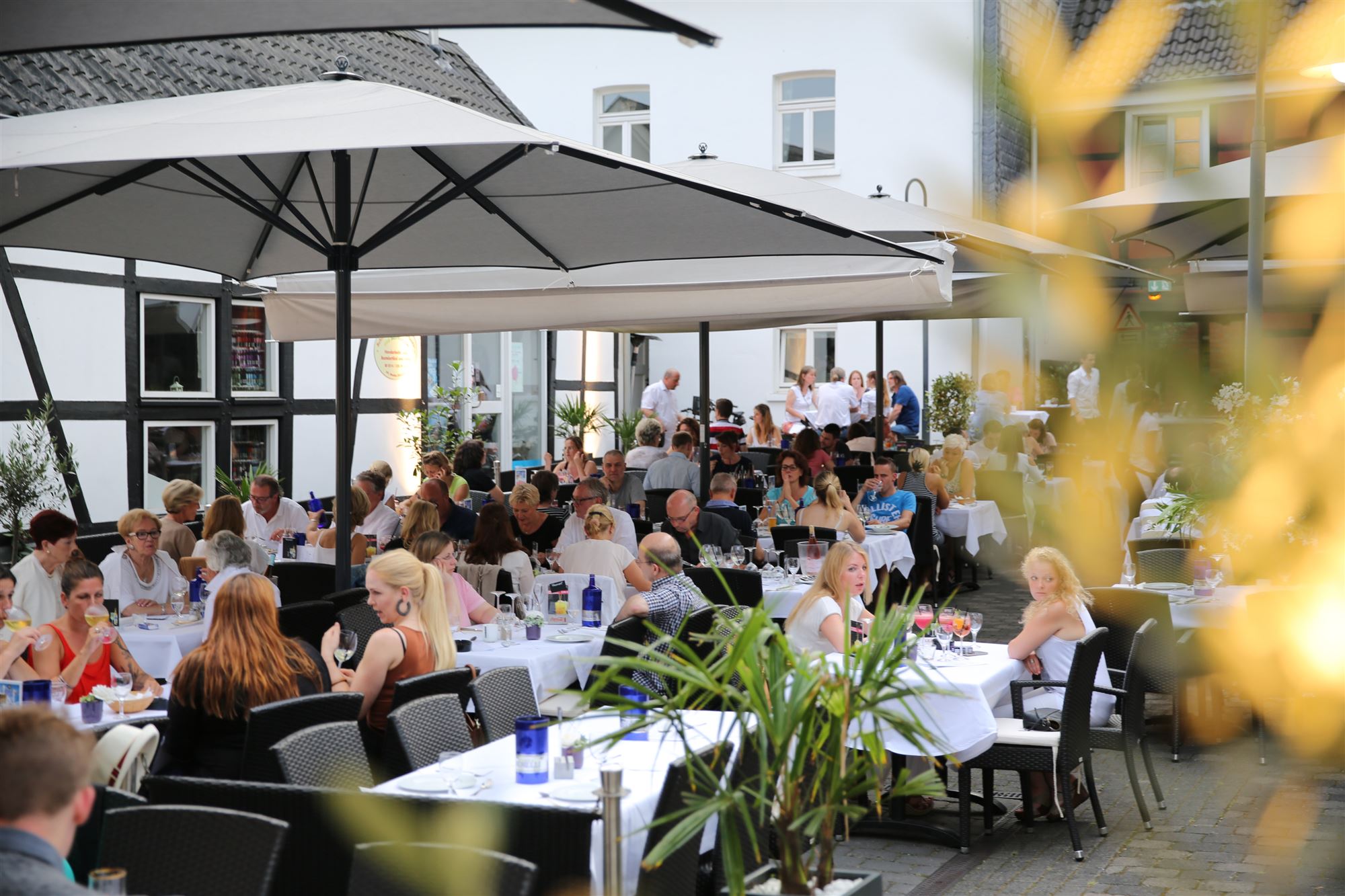 Voller Biergarten im Innenhof